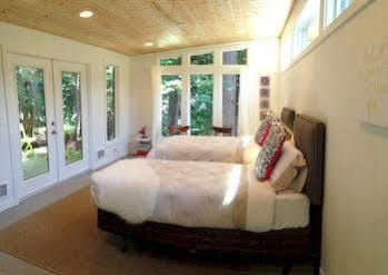Nectar Yoga B&B On Bowen Island Horseshoe Bay Exterior foto